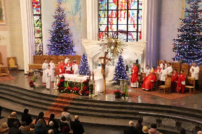 26 grudnia podczas Mszy Świętej o godz. 12.00 w Katedrze Rzeszowskiej posługę muzyczną podjął Katedralny Chór Chłopięco-Męski "Pueri Cantores Resovienses". Mszy Świętej przewodniczył bp Edward Białogłowski. Chórem dyrygowała Aleksandra Fiołek-Matuszewska. Ksiądz Biskup po Eucharystii tradycyjnie podzielił się z chórzystami opłatkiem.
fot. Patrycja Pelczar Reszko