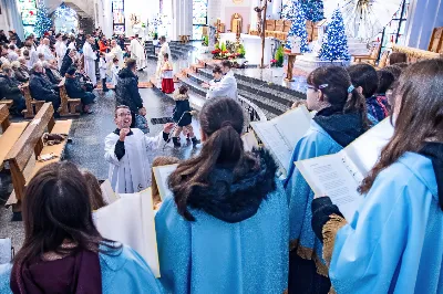 W niedzielę 11 stycznia 2026 r., na zakończenie rodzinnej Mszy Świętej o godz. 12.00, odbyło się uroczyste podsumowanie roku formacyjnego Liturgicznej Służby Ołtarza Katedry Rzeszowskiej.

Statuetkę Złotego Ministranta otrzymali Karol Kowalski oraz Dawid Pruchnicki.
Statuetkę Srebrnego Ministranta otrzymał Piotr Warzybok.
Statuetkę Brązowego Ministranta otrzymał Paweł Górka.

Wszystkim nagrodzonym serdecznie gratulujemy, a pozostałych ministrantów zachęcamy do dalszej, wytrwałej i gorliwej służby przy ołtarzu.

Serdecznie dziękujemy osobom i firmom wspierającym działalność Liturgicznej Służby Ołtarza:
– Państwu Jolancie i Sławomirowi Zawidlakom (Majstal – cięcie laserowe),
– Państwu Sylwii i Łukaszowi Kowalskim (drukowalscy.pl) za przygotowanie projektu i ufundowanie statuetek,
– Państwu Annie i Sławomirowi Wilkom (Matteo Travel – Biuro Podróży) za wsparcie finansowe, które umożliwia ministrantom nieodpłatne korzystanie z hali sportowej.

Wyrażamy wdzięczność wszystkim parafianom, którzy w uroczystość Objawienia Pańskiego zakupili „kadzidło”, wspierając w ten sposób Fundusz Ministrancki.

Dziękujemy przede wszystkim ks. Pawłowi Wójcikowi za codzienną troskę, opiekę i formację Liturgicznej Służby Ołtarza.

Zapraszamy wszystkich chłopców, którzy chcieliby dołączyć do grona Liturgicznej Służby Ołtarza. Służba przy ołtarzu to piękna droga pogłębiania wiary, nauki odpowiedzialności oraz współtworzenia piękna liturgii.

Fot. Joanna Prasoł