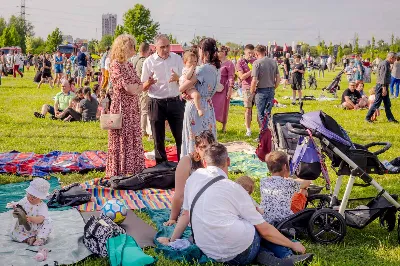 Od 3 do 9 czerwca 2024 r. w obchodzony był Tydzień Modlitw o Świętość Małżeństw i Rodzin, który przebiegał pod hasłem „Rodzinami do Maryi”. Zwieńczeniem tego tygodnia był Dzień Świętości Małżeństw i Rodzin zorganizowany przez Duszpasterstwo Rodzin Diecezji Rzeszowskiej. Z tej racji w katedrze rzeszowskiej odprawiono Mszę św., której przewodniczył bp Edward Białogłowski. W koncelebrze wzięło udział 10 kapłanów. Eucharystia zgromadziła małżeństwa i rodziny, pośród których szczególną grupę stanowiło 150 małżeństw, które w tym roku przeżywają 50. rocznicę zawarcia sakramentu małżeństwa. Po zakończeniu liturgii 150 małżeństw, które przeżywają w tym roku 50. rocznicę zawarcia sakramentu małżeństwa otrzymało okolicznościowe pismo podpisane przez bp. Jana Wątrobę. Kolejnym punktem obchodów Dnia Świętości Małżeństw i Rodzin był Piknik Rodzinny zorganizowany w Parku Papieskim. fot. Tadeusz Poźniak