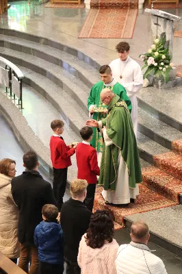 W niedzielę, 16 listopada, w Katedrze pw. Najświętszego Serca Pana Jezusa w Rzeszowie odbyła się uroczysta Msza Święta z okazji jubileuszu 40-lecia Katedralnego Chóru Chłopięco-Męskiego „Pueri Cantores Resovienses”. Eucharystii przewodniczył ks. Krzysztof Gołąbek, proboszcz Katedry.

Pod batutą Aleksandry Fiołek-Matuszewskiej oraz chórzysty Marcelego Kyca chór wykonał kilka utworów ze swojego repertuaru, wypełniając Katedrę pięknem muzyki sakralnej.

Wyjątkowym momentem było przyjęcie dziesięciu chłopców do grona chórzystów. W asyście prezesa chóru, Ryszarda Bieńka, młodzi śpiewacy złożyli uroczyste przyrzeczenie godnego reprezentowania chóru, Katedry Rzeszowskiej i miasta.

Radość przeżywały także dzieci przygotowujące się do I Komunii Świętej, które podczas Mszy Świętej otrzymały swoje pierwsze modlitewniki. W homilii ks. Julian Wybraniec, duszpasterz chóru z ramienia bpa Jana Wątroby, przypomniał o znaczeniu modlitewnika w życiu każdego chrześcijanina.

Przed nami kolejna uroczystość! Już 24 listopada o godz. 18.00 w Instytucie Teologiczno-Pastoralnym w Rzeszowie odbędzie się wyjątkowy koncert jubileuszowy. 

fot. Patrycja Pelczar Reszko