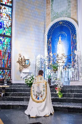 Tegoroczne czerwcowe Nabożeństwo Fatimskie rozpoczęło się o godz. 18:30 odśpiewaniem Litanii do Najświętszego Serca Pana Jezusa oraz przedstawieniem próśb i podziękowań do Matki Bożej Fatimskiej. O godz. 19:00 miała miejsce uroczysta Msza Święta, której przewodniczył i homilię wygłosił ks. Tadeusz Pindara - proboszcz parafii Matki Bożej Częstochowskiej z Rzeszowa (Drabinianka). Ze względu na niekorzystne warunki atmosferyczne zrezygnowano z procesji z figurą Matki Bożej i relikwiami dzieci fatimskich, która tradycyjnie odbywa się na placu przed katedrą. Wierni składali swoje intencje przy figurze Matki Bożej Fatimskiej w modlitwie różańcowej, którą poprowadzili przedstawiciele parafii pw. Miłosierdzia Bożego w Rzeszowie wraz z ks. Tomaszem Baciem – proboszczem tejże parafii. W posługę muzyczną podczas Eucharystii włączył się chór „Alba Cantans” pod dyrekcją Kornelii Ignas z parafii pw. Bożego Miłosierdzia w Rzeszowie oraz orkiestra dęta prowadzona przez Tadeusza Cielaka. Wieczór poświęcony Matce Bożej Fatimskiej zakończyło wspólne odśpiewanie Apelu Jasnogórskiego, po którym jeszcze przez godzinę trwała adoracja Najświętszego Sakramentu. Uroczystość w katedrze licznie zgromadziła wiernych czcicieli Matki Bożej Fatimskiej. Kolejne Nabożeństwa Fatimskie odbędą się w każdy 13. dzień miesiąca do października i będą transmitowane przez Katolickie Radio VIA. fot. Joanna Prasoł