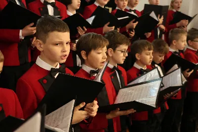 W drugi dzień oktawy Narodzenia Pańskiego o godz. 12.00 w Rzeszowskiej Katedrze została odprawiona uroczysta Eucharystia ku czci św. Szczepana, pierwszego męczennika oraz odbyło się spotkanie opłatkowe Katedralnego Chóru Chłopięco-Męskiego „Pueri Cantores Resovienses”. Eucharystii przewodniczył bp Edward Białogłowski – biskupa pomocniczy senior, a w koncelebrze uczestniczyli ks. Krzysztof Gołąbek – prepozyt kapituły katedralnej i proboszcz Katedry oraz ks. Paweł Matuszewski – notariusz rzeszowskiej Kurii. Kolędy podczas liturgii wykonał Katedralny Chór Chłopięco-Męski „Pueri Cantores Resovienses” pod dyrekcją pani Aleksandry Fiołek-Matuszewskiej. Po Eucharystii, w sali papieskiej odbyło się spotkanie opłatkowe katedralnego chóru. Życzenia błogosławieństwa Bożego od Nowonarodzonego Chrystusa złożył bp Edward Białogłowski. W tradycyjnym przełamaniu opłatkiem, oprócz koncelebrujących Mszę Świętą księży, uczestniczyli: pani Aleksandra Fiołek-Matuszewska – dyrygent chóru, pan Ryszard Bieniek – prezes chóru, ks. Julian Wybraniec, duszpasterz chóru z ramienia Biskupa Rzeszowskiego Jana Wątroby, członkowie zarządu chóru oraz rodzice chórzystów. Fot. Patrycja Pelczar Reszko