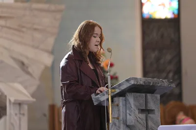„Eucharystia powinna nas prowadzić do odkrycia kapłańskiej misji Ludu Bożego, kapłańskiej misji każdego z nas” – powiedział Biskup Rzeszowski podczas Mszy Wieczerzy Pańskiej, której przewodniczył w katedrze rzeszowskiej w Wielki Czwartek, 2 kwietnia 2026 r.

Podczas uroczystej liturgii Wielkiego Czwartku w katedrze rzeszowskiej, której przewodniczył bp Jan Wątroba, wierni zostali zaproszeni do refleksji nad tajemnicą Eucharystii, kapłaństwa oraz powołania całego Ludu Bożego do udziału w misji Chrystusa. Na zakończenie homilii biskup zachęcił do szczególnej modlitwy za kapłanów, zwłaszcza tych przeżywających trudności i kryzysy. „Panie Jezu, dobry pasterzu i towarzyszu wędrówki, dziś powierzamy Ci wszystkich kapłanów, ale zwłaszcza tych, którzy przechodzą chwilę kryzysu” – powiedział Biskup Rzeszowski. Wezwał także wspólnotę wiernych do troski o kapłanów poprzez modlitwę, życzliwość i wsparcie.

Wielkoczwartkowa liturgia w katedrze rzeszowskiej stała się nie tylko dziękczynieniem za dar Eucharystii i kapłaństwa, ale także wezwaniem do odnowienia świadomości odpowiedzialności każdego wiernego za życie Kościoła i świadectwo wiary w świecie. fot. ks. Jakub Oczkowicz