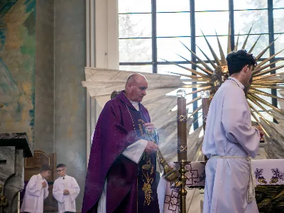 W V Niedzielę Wielkiego Postu, podczas Mszy Świętej o godz. 12:00, ks. Krzysztof Gołąbek – proboszcz naszej Katedry, przyjął do grona Liturgicznej Służby Ołtarza siedmiu nowych ministrantów.  Po odpowiednim przygotowaniu, pod czujnym okiem ks. Pawła Wójcika oraz animatorów Adama i Miłosza, chłopcy otrzymali stopień ministranta choralisty – po raz pierwszy założyli kołnierzyki i otrzymali legitymacje ministranckie. To wyjątkowy moment i ogromna radość dla naszej wspólnoty! Podczas Mszy Świętej zaśpiewała Dziewczęca Schola Katedralna. Serdecznie gratulujemy chłopcom odwagi oraz życzymy wytrwałości w tej pięknej służbie przy Ołtarzu Pana Jezusa. Jeśli chcesz dołączyć do grona ministrantów – serdecznie zapraszamy! Zainteresowanych prosimy o kontakt z ks. Pawłem Wójcikiem.
fot. Antoni Ważny