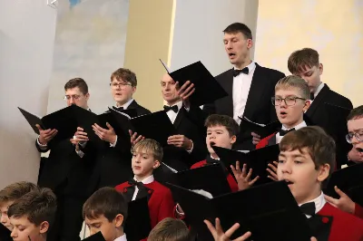 W niedzielę, 16 listopada, w Katedrze pw. Najświętszego Serca Pana Jezusa w Rzeszowie odbyła się uroczysta Msza Święta z okazji jubileuszu 40-lecia Katedralnego Chóru Chłopięco-Męskiego „Pueri Cantores Resovienses”. Eucharystii przewodniczył ks. Krzysztof Gołąbek, proboszcz Katedry.

Pod batutą Aleksandry Fiołek-Matuszewskiej oraz chórzysty Marcelego Kyca chór wykonał kilka utworów ze swojego repertuaru, wypełniając Katedrę pięknem muzyki sakralnej.

Wyjątkowym momentem było przyjęcie dziesięciu chłopców do grona chórzystów. W asyście prezesa chóru, Ryszarda Bieńka, młodzi śpiewacy złożyli uroczyste przyrzeczenie godnego reprezentowania chóru, Katedry Rzeszowskiej i miasta.

Radość przeżywały także dzieci przygotowujące się do I Komunii Świętej, które podczas Mszy Świętej otrzymały swoje pierwsze modlitewniki. W homilii ks. Julian Wybraniec, duszpasterz chóru z ramienia bpa Jana Wątroby, przypomniał o znaczeniu modlitewnika w życiu każdego chrześcijanina.

Przed nami kolejna uroczystość! Już 24 listopada o godz. 18.00 w Instytucie Teologiczno-Pastoralnym w Rzeszowie odbędzie się wyjątkowy koncert jubileuszowy. 

fot. Patrycja Pelczar Reszko