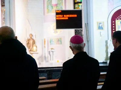 „Zaiste, godna jesteś, Matko, wszelkiej chwały, któraś między wszystkimi świętymi Najświętsze zrodziła Słowo. Od przyszłej kary wybaw nas, którzy pospołu do Ciebie wołamy: Alleluja”. Tymi słowami wychwalali Matkę Bożą zgromadzeni w rzeszowskiej katedrze w wigilię jednej z najważniejszych uroczystości w Kościele – uroczystości Niepokalanego Poczęcia Najświętszej Maryi Panny. W tym szczególnym dniu miało miejsce nabożeństwo Akatystu ku czci Bogurodzicy – jednego z najstarszych hymnów liturgicznych wychwalających Najświętszą Maryję Pannę.

Nabożeństwo zyskało szczególną rangę, gdyż wraz z wiernymi modlił się także Biskup Rzeszowski Jan Wątroba, co podkreślało doniosłość tego wydarzenia dla katedralnej wspólnoty.

Historia Akatystu sięga V wieku, a jego autorstwo przypisuje się świętemu Romanowi Pieśniarzowi. Według tradycji, święty otrzymał hymn w niezwykły sposób – miał się mu objawić we śnie Niebiański Wysłannik i wręczyć zwój z tekstem. Rankiem święty Roman wyśpiewał jego treść, a hymn ten przez wieki rozbrzmiewa ku czci Bogurodzicy. Według jednej z podań historycznych, Akatyst został po raz pierwszy wykonany 7 sierpnia 626 roku, gdy – za wstawiennictwem Maryi – miasto Konstantynopol zostało cudownie uratowane przed najazdem. Wtedy też mieszkańcy śpiewali hymn całą noc, stojąc na znak wdzięczności i czci.

Choć Akatyst wywodzi się z tradycji bizantyńskiej i jest ściśle związany z liturgią wschodnią, już w VIII wieku został przetłumaczony na łacinę, a później na wiele języków narodowych. W ten sposób trafił także do praktyki liturgicznej Kościoła Zachodniego. Współcześnie jest odmawiany i śpiewany w wielu kościołach w Polsce – zwłaszcza przy okazji uroczystości maryjnych, takich jak 8 grudnia (Niepokalane Poczęcie NMP) czy 25 marca (Zwiastowanie NMP).

Akatyst składa się z 24 zwrotek, które ułożone są według kolejnych liter alfabetu. Każda strofa wprowadza głęboką refleksję nad tajemnicą Wcielenia Słowa i rolą Maryi w planie zbawienia. Niezwykłym elementem tej modlitwy jest fakt, że każda dłuższa strofa rozpoczyna się uroczystym „Witaj”, a kończy wezwaniem „Witaj Oblubienico Dziewicza”. Ze względu na greckie znaczenie słowa akathistos („nie siedzący”), hymn wykonuje się na stojąco.

W przeddzień uroczystości Niepokalanego Poczęcia NMP wierni licznie zgromadzili się w rzeszowskiej katedrze, by wspólnie uwielbiać Tę, która została zachowana od zmazy pierworodnej. Wprowadzenia w modlitwę Akatystu dokonał ks. Julian Wybraniec, przypominając historię tego starożytnego nabożeństwa i objaśniając jego strukturę. Po uroczystej procesji wejścia, przy figurze Matki Bożej Fatimskiej, rozpoczęto modlitwę wezwaniem „O Waleczna Hetmanko”. Nabożeństwu przewodniczył ks. Karol Migut, wikariusz katedralny, a trzygłosowy śpiew poprowadziła Katedralna Schola Liturgiczna pod dyrekcją ks. Juliana Wybrańca.

Wyjątkowy klimat tej modlitwy podkreślały elementy pełne symboliki – figura Matki Bożej wielokrotnie okadzana, światła w świątyni niemal całkowicie zgaszone, a jedynym światłem stały się zapalone świece trzymane w dłoniach wiernych. Nabożeństwo zakończyło się uroczystym błogosławieństwem i rozesłaniem.

Bogactwo duchowe i teologiczne Akatystu pozwoliło uczestnikom nie tylko przygotować się do uroczystości Niepokalanego Poczęcia, ale także pogłębić refleksję nad rolą Maryi w Boskim planie zbawienia. Wyszeptane i uniesione modlitwy pomogły wiernym dostrzec, że Maryja jest Przewodniczką na drodze przygotowania do przyjścia Zbawiciela – zarówno w nadchodzącego Bożego Narodzenia, jak i w oczekiwanym powtórnym przyjściu Chrystusa na ziemię.

Niech ta modlitwa, odwieczna w swojej treści i dziś odżywająca przez wspólne uczestnictwo, pogłębi w nas wiarę, nadzieję i miłość – zwłaszcza w czasie Adwentu.

Angelika Karnasiewicz, fot. Antoni Ważny