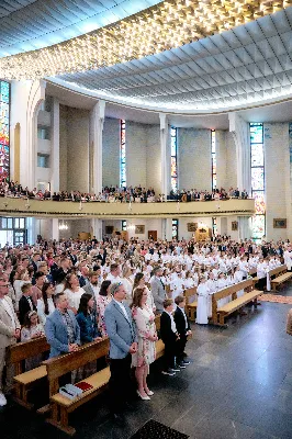 Maj to dla wielu najpiękniejszy miesiąc w roku. W liturgii Kościoła szczególnie wtedy czcimy Maryję oraz radujemy się ze Zmartwychwstania Pańskiego.
W niedzielę 12 maja w naszej Katedrze dzieci z klas III doświadczyły równie wielkiej radości po raz pierwszy w pełni uczestnicząc we Mszy Świętej. To niezwykłe spotkanie z Chrystusem w Komunii Świętej zostało poprzedzone przygotowaniem poprzez katechezy w szkole i spotkania w parafii, a także spowiedzią.
Poprzez niedzielną Eucharystie o godz. 12.00 celebrowaną przez ks. Krzysztofa Gołąbka, proboszcza naszej Katedry, 78 dzieci rozpoczęło wielką przygodę z Jezusem ukrytym w Najświętszym Sakramencie. Towarzyszyli im rodzice, którzy wraz ze swoimi dziećmi przygotowywali się do tego wydarzenia, a także najbliższa rodzina. Posługę w liturgii Mszy Świętej pełniły dzieci pierwszokomunijne oraz ich rodzice.
Wielka radość serc dzieci komunijnych promieniowała na wszystkich uczestników Mszy Świętej i przypominała zebranym na liturgii, że spotkanie z Jezusem Eucharystycznym to przywilej i wielkie szczęście. Czas tej wielkiej radości został przedłużony przez „Biały Tydzień”, w którym dzieci uczestniczyły w wieczornej Eucharystii, przyjmując Jezusa do swoich serc. 
Wszystkim dzieciom, które w tym roku przeżywały swoją Pierwszą Komunię Świętą, życzymy, aby nie gasł w nich zapał do poznawania Jezusa i Jego nauki, a radość, jaka towarzyszyła tym dniom, była nieodłączną towarzyszką ich spotkań z Jezusem w Eucharystii. A s. Julicie i ks. Julianowi dziękujemy za serce włożone w przygotowanie dzieci do tego wielkiego wydarzenia.
 
fot. Fotografia-64 Wacław Patro