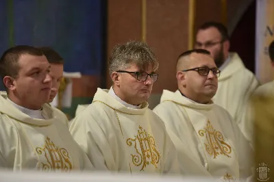 W sobotę, 15 listopada 2025 r., w Sanktuarium św. Józefa w Rzeszowie aż 205 ministrantów z całej diecezji otrzymało błogosławieństwo do pełnienia funkcji lektora. Wśród nich znalazło się dziesięciu przedstawicieli naszej parafii – 9 chłopców i 1 dorosły mężczyzna.

Podczas uroczystości Ks. Bp Kazimierz Górny przypomniał, jak odpowiedzialna jest rola tych, którzy proklamują Słowo Boże. Podkreślił, że liczy się nie tylko piękna dykcja i postawa liturgiczna, ale również godne, chrześcijańskie życie na co dzień.

Nowi lektorzy z naszej parafii to: Wojciech, Paweł, Piotr, Wojciech, Dawid, Damian, Dawid, Michał, Olaf, Aleksander.

Składamy serdeczne gratulacje nowym lektorom, ich rodzicom oraz ks. Pawłowi Wójcikowi – opiekunowi LSO! Niech zapał i gotowość do służby sprawią, że ich posługa Słowa będzie umacniać całą naszą wspólnotę.

fot. ks. Jakub Oczkowicz, Łukasz Lewandowski, Wiktor Woliński