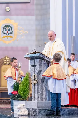 W niedzielę 11 stycznia 2026 r., na zakończenie rodzinnej Mszy Świętej o godz. 12.00, odbyło się uroczyste podsumowanie roku formacyjnego Liturgicznej Służby Ołtarza Katedry Rzeszowskiej.

Statuetkę Złotego Ministranta otrzymali Karol Kowalski oraz Dawid Pruchnicki.
Statuetkę Srebrnego Ministranta otrzymał Piotr Warzybok.
Statuetkę Brązowego Ministranta otrzymał Paweł Górka.

Wszystkim nagrodzonym serdecznie gratulujemy, a pozostałych ministrantów zachęcamy do dalszej, wytrwałej i gorliwej służby przy ołtarzu.

Serdecznie dziękujemy osobom i firmom wspierającym działalność Liturgicznej Służby Ołtarza:
– Państwu Jolancie i Sławomirowi Zawidlakom (Majstal – cięcie laserowe),
– Państwu Sylwii i Łukaszowi Kowalskim (drukowalscy.pl) za przygotowanie projektu i ufundowanie statuetek,
– Państwu Annie i Sławomirowi Wilkom (Matteo Travel – Biuro Podróży) za wsparcie finansowe, które umożliwia ministrantom nieodpłatne korzystanie z hali sportowej.

Wyrażamy wdzięczność wszystkim parafianom, którzy w uroczystość Objawienia Pańskiego zakupili „kadzidło”, wspierając w ten sposób Fundusz Ministrancki.

Dziękujemy przede wszystkim ks. Pawłowi Wójcikowi za codzienną troskę, opiekę i formację Liturgicznej Służby Ołtarza.

Zapraszamy wszystkich chłopców, którzy chcieliby dołączyć do grona Liturgicznej Służby Ołtarza. Służba przy ołtarzu to piękna droga pogłębiania wiary, nauki odpowiedzialności oraz współtworzenia piękna liturgii.

Fot. Joanna Prasoł