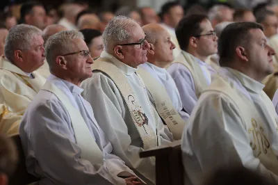 „Eucharystia powinna nas prowadzić do odkrycia kapłańskiej misji Ludu Bożego, kapłańskiej misji każdego z nas” – powiedział Biskup Rzeszowski podczas Mszy Wieczerzy Pańskiej, której przewodniczył w katedrze rzeszowskiej w Wielki Czwartek, 2 kwietnia 2026 r.

Podczas uroczystej liturgii Wielkiego Czwartku w katedrze rzeszowskiej, której przewodniczył bp Jan Wątroba, wierni zostali zaproszeni do refleksji nad tajemnicą Eucharystii, kapłaństwa oraz powołania całego Ludu Bożego do udziału w misji Chrystusa. Na zakończenie homilii biskup zachęcił do szczególnej modlitwy za kapłanów, zwłaszcza tych przeżywających trudności i kryzysy. „Panie Jezu, dobry pasterzu i towarzyszu wędrówki, dziś powierzamy Ci wszystkich kapłanów, ale zwłaszcza tych, którzy przechodzą chwilę kryzysu” – powiedział Biskup Rzeszowski. Wezwał także wspólnotę wiernych do troski o kapłanów poprzez modlitwę, życzliwość i wsparcie.

Wielkoczwartkowa liturgia w katedrze rzeszowskiej stała się nie tylko dziękczynieniem za dar Eucharystii i kapłaństwa, ale także wezwaniem do odnowienia świadomości odpowiedzialności każdego wiernego za życie Kościoła i świadectwo wiary w świecie. fot. ks. Jakub Oczkowicz