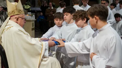 W sobotę, 15 listopada 2025 r., w Sanktuarium św. Józefa w Rzeszowie aż 205 ministrantów z całej diecezji otrzymało błogosławieństwo do pełnienia funkcji lektora. Wśród nich znalazło się dziesięciu przedstawicieli naszej parafii – 9 chłopców i 1 dorosły mężczyzna.

Podczas uroczystości Ks. Bp Kazimierz Górny przypomniał, jak odpowiedzialna jest rola tych, którzy proklamują Słowo Boże. Podkreślił, że liczy się nie tylko piękna dykcja i postawa liturgiczna, ale również godne, chrześcijańskie życie na co dzień.

Nowi lektorzy z naszej parafii to: Wojciech, Paweł, Piotr, Wojciech, Dawid, Damian, Dawid, Michał, Olaf, Aleksander.

Składamy serdeczne gratulacje nowym lektorom, ich rodzicom oraz ks. Pawłowi Wójcikowi – opiekunowi LSO! Niech zapał i gotowość do służby sprawią, że ich posługa Słowa będzie umacniać całą naszą wspólnotę.

fot. ks. Jakub Oczkowicz, Łukasz Lewandowski, Wiktor Woliński