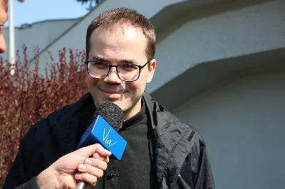 „Eucharystia powinna nas prowadzić do odkrycia kapłańskiej misji Ludu Bożego, kapłańskiej misji każdego z nas” – powiedział Biskup Rzeszowski podczas Mszy Wieczerzy Pańskiej, której przewodniczył w katedrze rzeszowskiej w Wielki Czwartek, 2 kwietnia 2026 r.

Podczas uroczystej liturgii Wielkiego Czwartku w katedrze rzeszowskiej, której przewodniczył bp Jan Wątroba, wierni zostali zaproszeni do refleksji nad tajemnicą Eucharystii, kapłaństwa oraz powołania całego Ludu Bożego do udziału w misji Chrystusa. Na zakończenie homilii biskup zachęcił do szczególnej modlitwy za kapłanów, zwłaszcza tych przeżywających trudności i kryzysy. „Panie Jezu, dobry pasterzu i towarzyszu wędrówki, dziś powierzamy Ci wszystkich kapłanów, ale zwłaszcza tych, którzy przechodzą chwilę kryzysu” – powiedział Biskup Rzeszowski. Wezwał także wspólnotę wiernych do troski o kapłanów poprzez modlitwę, życzliwość i wsparcie.

Wielkoczwartkowa liturgia w katedrze rzeszowskiej stała się nie tylko dziękczynieniem za dar Eucharystii i kapłaństwa, ale także wezwaniem do odnowienia świadomości odpowiedzialności każdego wiernego za życie Kościoła i świadectwo wiary w świecie. fot. ks. Jakub Oczkowicz