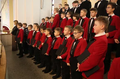 W drugi dzień oktawy Narodzenia Pańskiego o godz. 12.00 w Rzeszowskiej Katedrze została odprawiona uroczysta Eucharystia ku czci św. Szczepana, pierwszego męczennika oraz odbyło się spotkanie opłatkowe Katedralnego Chóru Chłopięco-Męskiego „Pueri Cantores Resovienses”. Eucharystii przewodniczył bp Edward Białogłowski – biskupa pomocniczy senior, a w koncelebrze uczestniczyli ks. Krzysztof Gołąbek – prepozyt kapituły katedralnej i proboszcz Katedry oraz ks. Paweł Matuszewski – notariusz rzeszowskiej Kurii. Kolędy podczas liturgii wykonał Katedralny Chór Chłopięco-Męski „Pueri Cantores Resovienses” pod dyrekcją pani Aleksandry Fiołek-Matuszewskiej. Po Eucharystii, w sali papieskiej odbyło się spotkanie opłatkowe katedralnego chóru. Życzenia błogosławieństwa Bożego od Nowonarodzonego Chrystusa złożył bp Edward Białogłowski. W tradycyjnym przełamaniu opłatkiem, oprócz koncelebrujących Mszę Świętą księży, uczestniczyli: pani Aleksandra Fiołek-Matuszewska – dyrygent chóru, pan Ryszard Bieniek – prezes chóru, ks. Julian Wybraniec, duszpasterz chóru z ramienia Biskupa Rzeszowskiego Jana Wątroby, członkowie zarządu chóru oraz rodzice chórzystów. Fot. Patrycja Pelczar Reszko