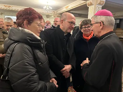 W liturgiczne wspomnienie św. Jana Apostoła (27.12.) w katedrze rzeszowskiej celebrowano Eucharystię, której przewodniczył bp Jan Wątroba. Mszę św. koncelebrował bp Edward Białogłowski, a także ok. 60 kapłanów, którzy wraz z przedstawicielami wspólnot, stowarzyszeń i instytucji modlili się w intencji Biskupa Rzeszowskiego z okazji jego imienin. Homilię wygłosił ks. Tomasz Nowak, proboszcz parafii pw. Świętego Krzyża w Rzeszowie, który pełni również funkcję dziekana dekanatu Rzeszów-Fara oraz wicedyrektora Katolickiego Radia Via. Na zakończenie Mszy św. bp Jan Wątroba podziękował za modlitwę i życzenia.