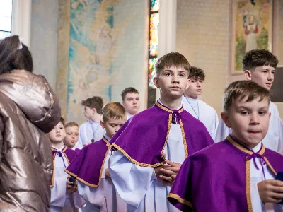 W V Niedzielę Wielkiego Postu, podczas Mszy Świętej o godz. 12:00, ks. Krzysztof Gołąbek – proboszcz naszej Katedry, przyjął do grona Liturgicznej Służby Ołtarza siedmiu nowych ministrantów.  Po odpowiednim przygotowaniu, pod czujnym okiem ks. Pawła Wójcika oraz animatorów Adama i Miłosza, chłopcy otrzymali stopień ministranta choralisty – po raz pierwszy założyli kołnierzyki i otrzymali legitymacje ministranckie. To wyjątkowy moment i ogromna radość dla naszej wspólnoty! Podczas Mszy Świętej zaśpiewała Dziewczęca Schola Katedralna. Serdecznie gratulujemy chłopcom odwagi oraz życzymy wytrwałości w tej pięknej służbie przy Ołtarzu Pana Jezusa. Jeśli chcesz dołączyć do grona ministrantów – serdecznie zapraszamy! Zainteresowanych prosimy o kontakt z ks. Pawłem Wójcikiem.
fot. Antoni Ważny