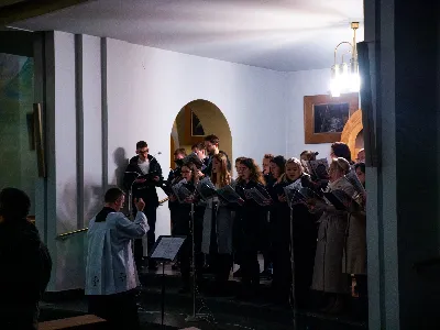 „Zaiste, godna jesteś, Matko, wszelkiej chwały, któraś między wszystkimi świętymi Najświętsze zrodziła Słowo. Od przyszłej kary wybaw nas, którzy pospołu do Ciebie wołamy: Alleluja”. Tymi słowami wychwalali Matkę Bożą zgromadzeni w rzeszowskiej katedrze w wigilię jednej z najważniejszych uroczystości w Kościele – uroczystości Niepokalanego Poczęcia Najświętszej Maryi Panny. W tym szczególnym dniu miało miejsce nabożeństwo Akatystu ku czci Bogurodzicy – jednego z najstarszych hymnów liturgicznych wychwalających Najświętszą Maryję Pannę.

Nabożeństwo zyskało szczególną rangę, gdyż wraz z wiernymi modlił się także Biskup Rzeszowski Jan Wątroba, co podkreślało doniosłość tego wydarzenia dla katedralnej wspólnoty.

Historia Akatystu sięga V wieku, a jego autorstwo przypisuje się świętemu Romanowi Pieśniarzowi. Według tradycji, święty otrzymał hymn w niezwykły sposób – miał się mu objawić we śnie Niebiański Wysłannik i wręczyć zwój z tekstem. Rankiem święty Roman wyśpiewał jego treść, a hymn ten przez wieki rozbrzmiewa ku czci Bogurodzicy. Według jednej z podań historycznych, Akatyst został po raz pierwszy wykonany 7 sierpnia 626 roku, gdy – za wstawiennictwem Maryi – miasto Konstantynopol zostało cudownie uratowane przed najazdem. Wtedy też mieszkańcy śpiewali hymn całą noc, stojąc na znak wdzięczności i czci.

Choć Akatyst wywodzi się z tradycji bizantyńskiej i jest ściśle związany z liturgią wschodnią, już w VIII wieku został przetłumaczony na łacinę, a później na wiele języków narodowych. W ten sposób trafił także do praktyki liturgicznej Kościoła Zachodniego. Współcześnie jest odmawiany i śpiewany w wielu kościołach w Polsce – zwłaszcza przy okazji uroczystości maryjnych, takich jak 8 grudnia (Niepokalane Poczęcie NMP) czy 25 marca (Zwiastowanie NMP).

Akatyst składa się z 24 zwrotek, które ułożone są według kolejnych liter alfabetu. Każda strofa wprowadza głęboką refleksję nad tajemnicą Wcielenia Słowa i rolą Maryi w planie zbawienia. Niezwykłym elementem tej modlitwy jest fakt, że każda dłuższa strofa rozpoczyna się uroczystym „Witaj”, a kończy wezwaniem „Witaj Oblubienico Dziewicza”. Ze względu na greckie znaczenie słowa akathistos („nie siedzący”), hymn wykonuje się na stojąco.

W przeddzień uroczystości Niepokalanego Poczęcia NMP wierni licznie zgromadzili się w rzeszowskiej katedrze, by wspólnie uwielbiać Tę, która została zachowana od zmazy pierworodnej. Wprowadzenia w modlitwę Akatystu dokonał ks. Julian Wybraniec, przypominając historię tego starożytnego nabożeństwa i objaśniając jego strukturę. Po uroczystej procesji wejścia, przy figurze Matki Bożej Fatimskiej, rozpoczęto modlitwę wezwaniem „O Waleczna Hetmanko”. Nabożeństwu przewodniczył ks. Karol Migut, wikariusz katedralny, a trzygłosowy śpiew poprowadziła Katedralna Schola Liturgiczna pod dyrekcją ks. Juliana Wybrańca.

Wyjątkowy klimat tej modlitwy podkreślały elementy pełne symboliki – figura Matki Bożej wielokrotnie okadzana, światła w świątyni niemal całkowicie zgaszone, a jedynym światłem stały się zapalone świece trzymane w dłoniach wiernych. Nabożeństwo zakończyło się uroczystym błogosławieństwem i rozesłaniem.

Bogactwo duchowe i teologiczne Akatystu pozwoliło uczestnikom nie tylko przygotować się do uroczystości Niepokalanego Poczęcia, ale także pogłębić refleksję nad rolą Maryi w Boskim planie zbawienia. Wyszeptane i uniesione modlitwy pomogły wiernym dostrzec, że Maryja jest Przewodniczką na drodze przygotowania do przyjścia Zbawiciela – zarówno w nadchodzącego Bożego Narodzenia, jak i w oczekiwanym powtórnym przyjściu Chrystusa na ziemię.

Niech ta modlitwa, odwieczna w swojej treści i dziś odżywająca przez wspólne uczestnictwo, pogłębi w nas wiarę, nadzieję i miłość – zwłaszcza w czasie Adwentu.

Angelika Karnasiewicz, fot. Antoni Ważny
