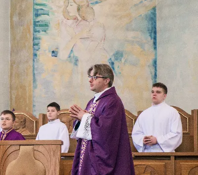 W V Niedzielę Wielkiego Postu, podczas Mszy Świętej o godz. 12:00, ks. Krzysztof Gołąbek – proboszcz naszej Katedry, przyjął do grona Liturgicznej Służby Ołtarza siedmiu nowych ministrantów.  Po odpowiednim przygotowaniu, pod czujnym okiem ks. Pawła Wójcika oraz animatorów Adama i Miłosza, chłopcy otrzymali stopień ministranta choralisty – po raz pierwszy założyli kołnierzyki i otrzymali legitymacje ministranckie. To wyjątkowy moment i ogromna radość dla naszej wspólnoty! Podczas Mszy Świętej zaśpiewała Dziewczęca Schola Katedralna. Serdecznie gratulujemy chłopcom odwagi oraz życzymy wytrwałości w tej pięknej służbie przy Ołtarzu Pana Jezusa. Jeśli chcesz dołączyć do grona ministrantów – serdecznie zapraszamy! Zainteresowanych prosimy o kontakt z ks. Pawłem Wójcikiem.
fot. Antoni Ważny