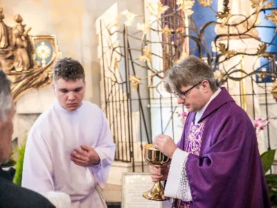 W V Niedzielę Wielkiego Postu, podczas Mszy Świętej o godz. 12:00, ks. Krzysztof Gołąbek – proboszcz naszej Katedry, przyjął do grona Liturgicznej Służby Ołtarza siedmiu nowych ministrantów.  Po odpowiednim przygotowaniu, pod czujnym okiem ks. Pawła Wójcika oraz animatorów Adama i Miłosza, chłopcy otrzymali stopień ministranta choralisty – po raz pierwszy założyli kołnierzyki i otrzymali legitymacje ministranckie. To wyjątkowy moment i ogromna radość dla naszej wspólnoty! Podczas Mszy Świętej zaśpiewała Dziewczęca Schola Katedralna. Serdecznie gratulujemy chłopcom odwagi oraz życzymy wytrwałości w tej pięknej służbie przy Ołtarzu Pana Jezusa. Jeśli chcesz dołączyć do grona ministrantów – serdecznie zapraszamy! Zainteresowanych prosimy o kontakt z ks. Pawłem Wójcikiem.
fot. Antoni Ważny