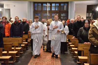 Uroczystej liturgii w uroczystość Objawienia Pańskiego w katedrze rzeszowskiej przewodniczył bp Jan Wątroba. W koncelebrze wziął udział bp Kazimierz Górny oraz kilkudziesięciu kapłanów. Szczególną intencją Eucharystii była modlitwa za bp. Kazimierza Górnego, obchodzącego 40. rocznicę sakry biskupiej oraz za bp. Edwarda Białogłowskiego, który święcenia biskupie przyjął 37 lat temu.
Na początku liturgii przedstawiciele parafii przekazali życzenia Biskupom Seniorom. Po odczytaniu Ewangelii, zgodnie z dawnym zwyczajem, wygłoszono Anuncjacę, czyli ogłoszenie dat Świąt Paschalnych i innych świąt ruchomych w bieżącym roku liturgicznym. Obrzęd ten ma na celu przypomnienie, że całe życie chrześcijanina i liturgia Kościoła, zmierzają ku najważniejszej tajemnicy, Paschy Chrystusa. Podczas liturgii, zgodnie ze świątecznym zwyczajem, pobłogosławiono kredę i kadzidło.
Na zakończenie Mszy św. bp Kazimierz Górny podziękował uczestnikom liturgii za wspólną modlitwę i przekazane życzenia. fot. ks. Jakub Oczkowicz